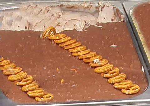 Eisidee Schokobrezel als Eis mit Brezeldekor