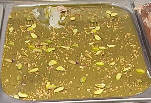 Eisidee Pistazieneis mit Pistaziencrunch und Pistazienstücken