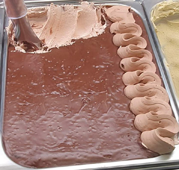 Eisidee Nougatin. Helle Nougatcreme mit dunkler Variation