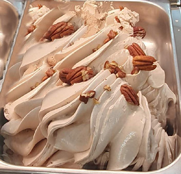 Eisidee Noce Pecan. Pecannüsse als Eis
