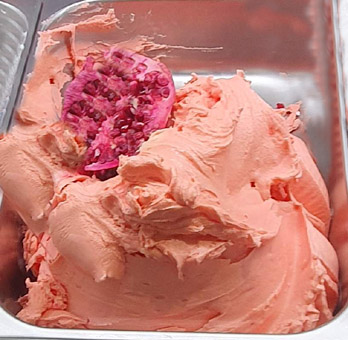Eisidee Melograno. Granatapfel als Eis mit Fruchtdeko