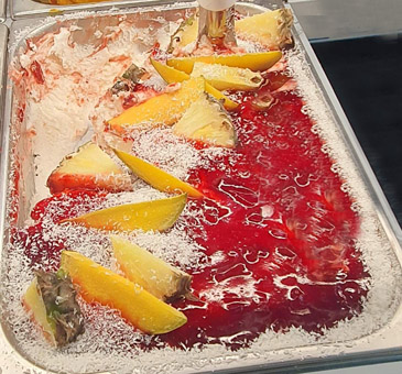 Eisidee Exotico. Eis aus Ananas, Mango, Kokos und Erdbeer Variation