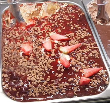 Eisidee Erdbeer Caramel auf Topfencreme als Eis