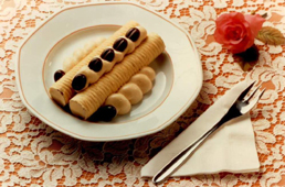 Riesenhippen gefuellt mit Cafecreme. Dekoriert mit Mokkabohnen.