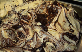 Schokolade Variegato mit knusprigen Keksstückchen oder Schokolade, Haselnuss - Kaffee Variegato mit knusprigen Keksstückchen bei Eis & Gelati, einer Marke der GroßHandel EIS GmbH