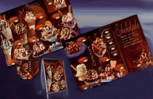 Eiskarten Standard Schokolade. Eiskarte mit Schokoladespezialitäten mit Schokoladekonfekt und Eis. Passend dazu Plakate mit Eiskartenmotiven. GroßHandel EIS GmbH