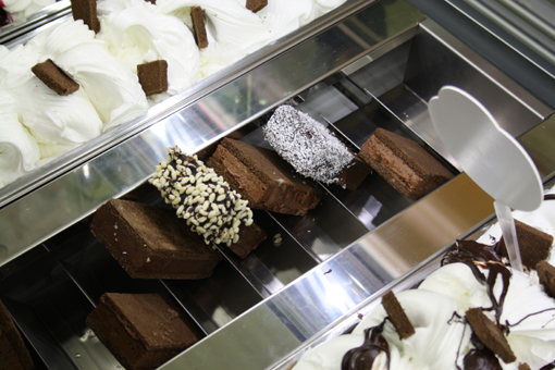 Variationen zu Milchschnitte und Pingoo mit Schokoladeeis gefüllt und Streusel oder Kokos bei GroßHandel EIS GmbH
