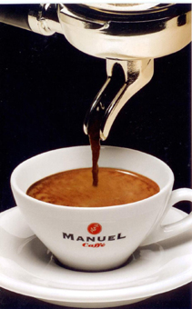 Manuel Kaffee in der Manuel Tasse. Frisch gebrühter Kaffee. GroßHandel Eis GmbH
