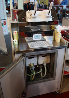 Softeismaschinen mit direktanschluss aus dem Eismixbeutel in gekühlter Kammer.