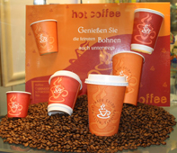 Kaffeebecher in verschiedenen Größen, mit Deckel. FHG und GroßHandel EIS GmbH