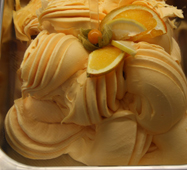 Eis & Gelati. Eisgrundstoff Orangen Fruchteispaste zur Herstellung von Speiseeis mit dem Geschmack Orange.
