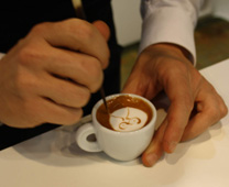 Kaffeepause in Longarone. Kaffee mit Kaffeedekoration mit dem Pinsel. GroßHandel EIS GmbH
