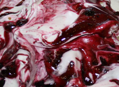 Eis & Gelati Kirsch Variegato. Variegati zur Marmorierung und Streifung von Speiseeis, Herstellung von Variationen zu normalem Speiseeis und Dekoration von Eisbechern und Nachspeisen für die Eisdiele, Konditorei, Eissalon, Großküche und Gastronomie. Eis & Gelati Variegato in den Sorten Amarenada Variegato, Biscaffe Variegato, Biscotti Variegato, Biscotti Bianco Variegato, Cremini Chrunchy Variegato, Edelnougat Variegato, Erdbeer Variegato, Granatapfel Variegato, Heidelbeere Variegato, Himbeere Variegato, Holunder Beere Variegato, Johannisbeere Variegato, Kürbis Variegato, Mandarine Variegato, Maroni Variegato, Marsala Rosinen Variegato, Nougat mit Stücken Variegato, Orangen Variegato, Pfirsich Orange Variegato, Sauerkirsche Variegato, Stracciatella Copertura Variegato, Walderdbeere Variegato, Waldbeeren Variegato. 