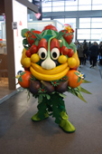 Maskottchen mit Früchten und Gemüse. Gesehen auf der Sigep Eismesse 2015
