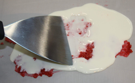 Eis Teppanyaki. Zerquetschte Himbeeren mit laktosefreier Joghurtgrundmasse auf gefrorener Metallplatte bei GroßHandel EIS GmbH