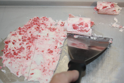 Eis Teppanyaki. Mit Himbeeren vermischte laktosefreie Jpghurtgrundmasse auf gefrorener Metallplatte zu Eisröllchen verarbeitet bei GroßHandel EIS GmbH