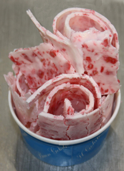 Eis Teppanyaki. Eisbecher mit frischem Himbeer . Joghurt Eis in Röllchenform bei GroßHandel Eis GmbH