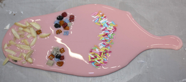 Eis Teppanyaki Bilderserie mit Erdbeereisgrundmasse. Erdbeereisgrundmasse mit Mandeln, Himbeere und Streusel dekoriert und langsam Tiefgefroren. In Scheiben und Blättchen geschnitten