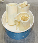 Eis Teppanyaki Bilderserie. Honig mit Eis & Gelati Milchgrundmasse. Vermischt und glatt gestrichen, zu Honigmilcheisröllchen geformt, in einen Eisbecher gegeben mit Topping Schoko verziert und mit Frücht, Konfekt und Waffel dekoriert. GroßHandel EIS GmbH