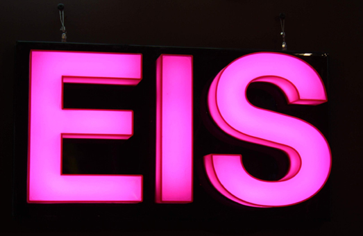 EIS. Schriftzug "EIS". Eis in pink - beleuchtbar. Eis - Schriftzug als Außenwerbung bei GroßHandel EIS GmbH