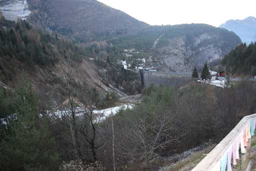 Innere, intakte Staumauer. Links der Berghang, für das Unglück von Vajont verantwortlich. Bild GroßHandel EIS GmbH 2015