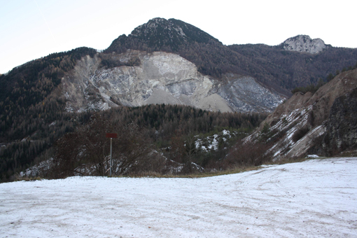 Abbruchkante des 1963 ins aufgestaute Wasser rutschenden Hanges. Foto GroßHandel EIS GmbH 2015