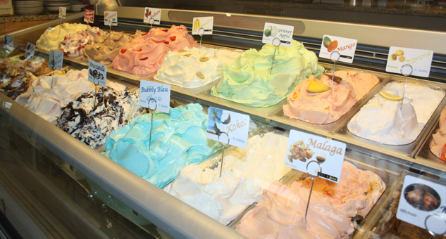 Eis & Gelati Eisbasen für alle Eissorten. Eisvitrine mit Eissorten wie Malagaeis, Kokoseis, Bubblyeis, Stracciatellaeis, Joghurt Natureis, Vanilleeis, Amarenada Kirscheis, Haselnusseis, Erdbeereis, Bananeneis, Grüner Apfeleis, Mangoeis, Zitroneneis, Maronieis, 