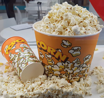 Popcornbecher in Übergrößen. Popcornbecher mit Innenbeschichtung und Lebensmittelfarben. Taddia und GroßHandel EIS GmbH. 