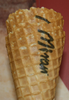 Eisstanitzel mit verschiedenen Beschriftungen. Eistüten mit Logo oder Schriftzug. Hörnchen mit Farben beschriftet. GroßHandel Eis GmbH
