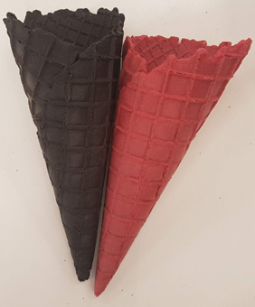 Schwarze und rote Eistüten für Speiseeis im Programm der GroßHandel Eis GmbH