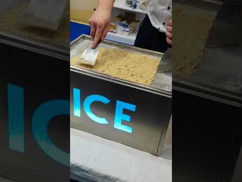 Eis Teppanyaki. Eisteppanyaki Frischeisproduktion. Eisbecher mit Cookies Eisröllchen vom tragbaren Eisteppanyaki bei GroßHandel Eis GmbH