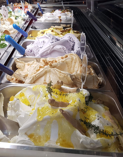 Eis & Gelati Ingwer Birne auf Kefireis mit frischen Thymianspitzen