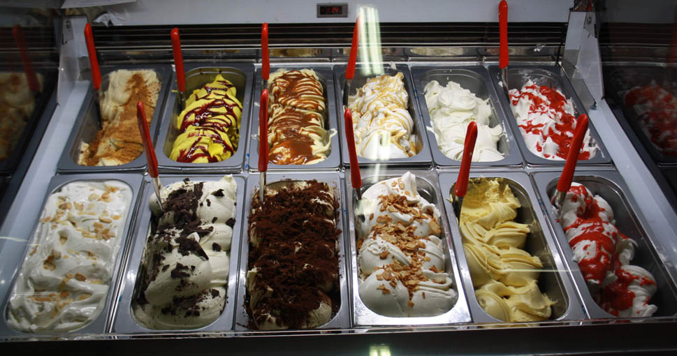 Eisideen für neue Eissorten der Eisvereine in Europa. Joghurt mit Erdbeerpulpe zum Gelato Day 2020