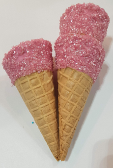 Gretel Eisstanitzel. Gerollte Eistüte mit rosa Schokolade und rosa Zuckerstreusel.