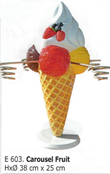 Werbeeistüte 3D Werbe-Eishörnchen. Cono pubblicita Gelato. Eisstanitzel 4 Eiskugeln mit Obers und Frucht. Werbung für die Theke