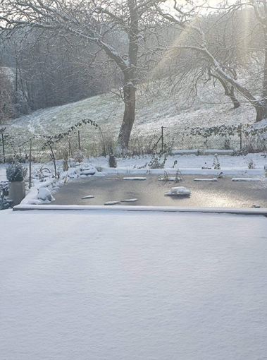 Winterzeit - Ruhe und Vorbereitung für die richtige Eiszeit.  Frisches Speiseeis. Eis mit Geschmack