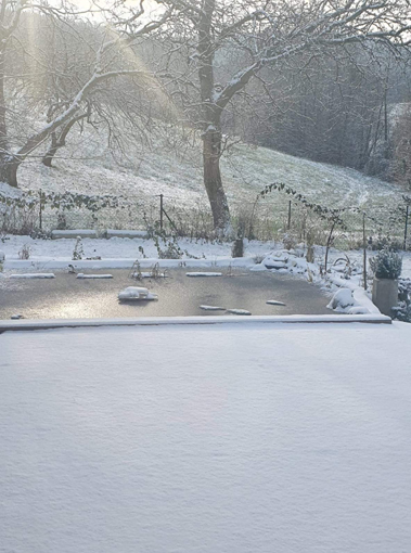 Winterzeit - Ruhe und Vorbereitung für die richtige Eiszeit.  Frisches Speiseeis. Eis mit Geschmack