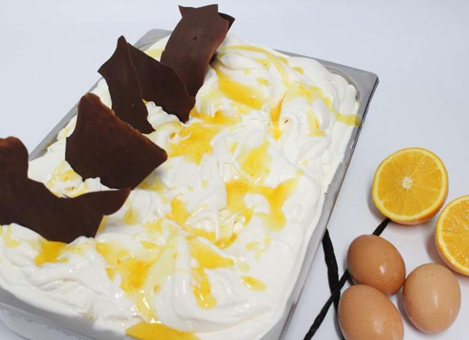 Mantecado als Eis mit Ei, Orangen und dunkler Schokolade