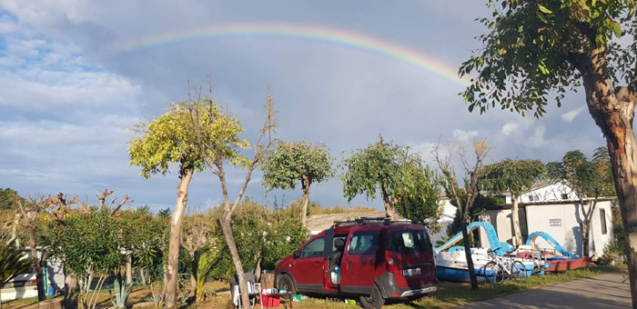 Regenbogen als Dach über Italien. Campingplatz Nähe Bari 2020	