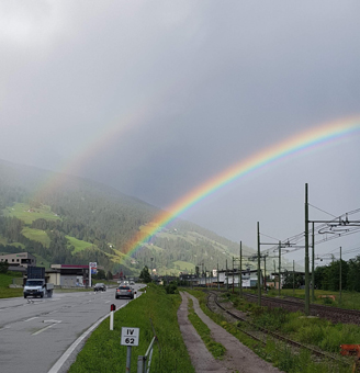 Starker Regenbogen am Nachmittag