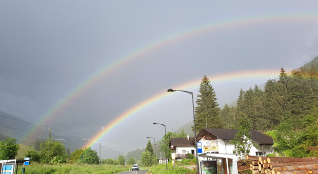 Doppelter Regenbogen nahe Innichen - Südtirol. Mit Punkt dort wo der Kübel mit Gold steht	