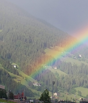 Regenbogen mit starkem Farbspektrum. GroßHandel Eis GmbH