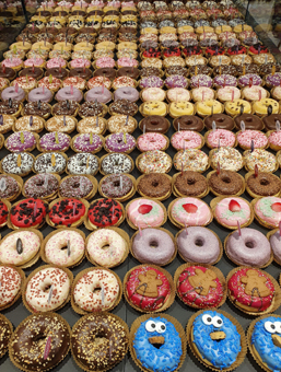 Donuts in vielen dekorativen Möglichkeiten