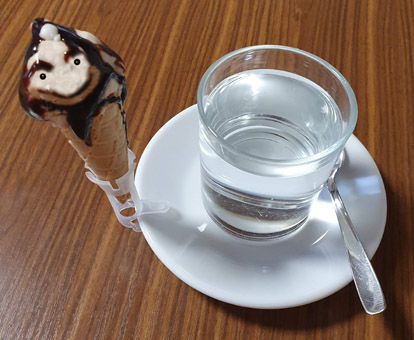 Gelatimax. Minieistüte mit Eisdekor und Halterung am Tellerrand