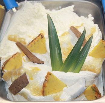Eisidee Pigna Colada mit Ananas Dekoration als Eis