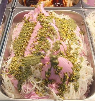 Eisidee Engelshaar. Erdbeertraube, Variation Pistazien, Pistazienstücke und Engelshaar weiß